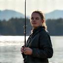 Anna-Maria zeigt stolz einen gefangenen Fisch